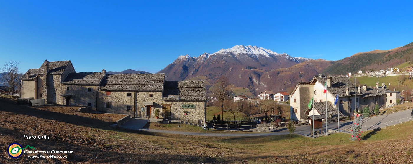 09 Al borgo antico di Arnosto, ben restaurato, con vista in Resegone.jpg